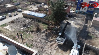 Viranşehir’de depremde hasar gören evler yıkılıyor