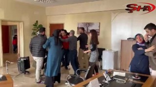Urfa’da maganda veliler okulu basıp öğretmenleri dövdü!