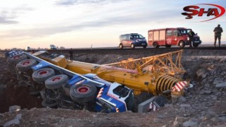 Urfa'da vinç şarampole devrildi: 2 yaralı