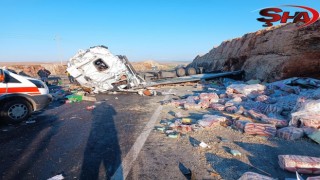 Urfa’da TIR devrildi! Ortalık adeta savaş alanına döndü