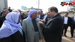 Canpolat, Ak parti’ye katılan vatandaşların rozetini taktı