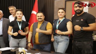 Başkan İnan, Dünya Üçüncülerini Altınla Ödüllendirdi