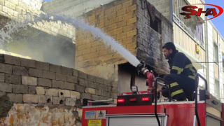 Şanlıurfa’da metruk bina alevlere teslim oldu