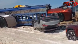 Şanlıurfa’da otomobil yüklü tır devrildi: 1 yaralı