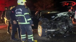 Urfa’da iki otomobil kafa kafaya çarpıştı  