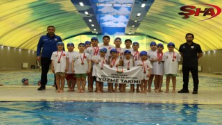 Şanlıurfa’da minik yüzücülerden 24 madalya