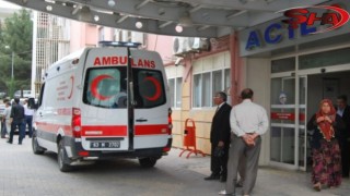 Şanlıurfa'da otomobil yol kenarındaki kayalar çarptı: 5 yaralı