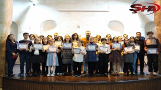 Minik ve genç piyanistler sahnede göz doldurdu