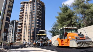 Büyükşehir, Akpıyar Mahallesi’nde Yolları Sıcak Asfaltla Yeniliyor