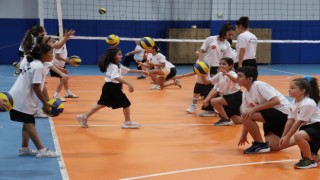 Kız çocuklarından voleybol kursuna yoğun ilgi