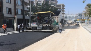 Büyükşehir, Karaköprü’de yolları sıcak asfaltla yeniliyor