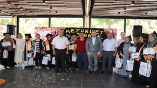 Okuma yazma öğrenen anneler mezuniyet sevinci yaşadı