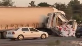 Şanlıurfa’da TIR ile kamyonet çarpıştı: 3 yaralı